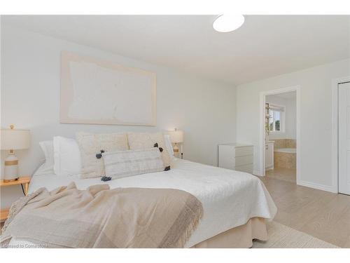 96 Stoneglen Way, Mount Hope, ON - Indoor Photo Showing Bedroom