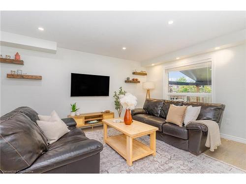 96 Stoneglen Way, Mount Hope, ON - Indoor Photo Showing Living Room