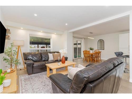 96 Stoneglen Way, Mount Hope, ON - Indoor Photo Showing Living Room