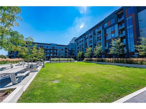 109-95 Dundas Street W, Oakville, ON - Outdoor