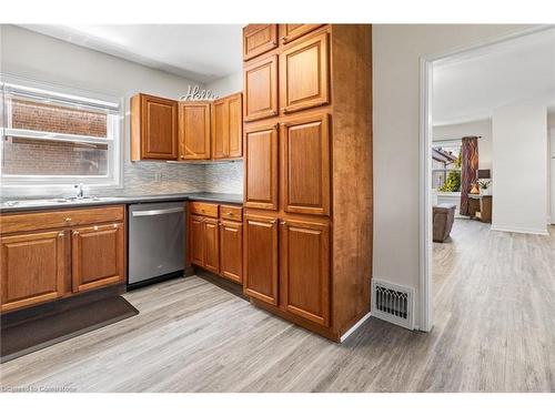 18 Prince Street, St. Catharines, ON - Indoor Photo Showing Kitchen