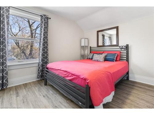 18 Prince Street, St. Catharines, ON - Indoor Photo Showing Bedroom