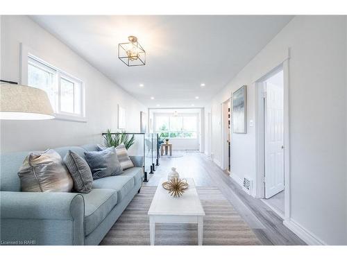 56 Cambridge Avenue, Hamilton, ON - Indoor Photo Showing Living Room