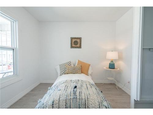 56 Cambridge Avenue, Hamilton, ON - Indoor Photo Showing Bedroom