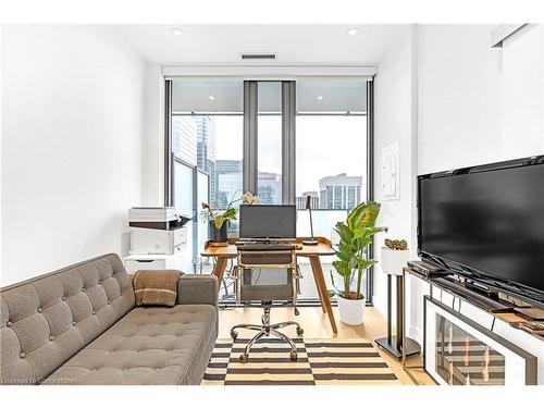 3711-20 Lombard Street, Toronto, ON - Indoor Photo Showing Living Room