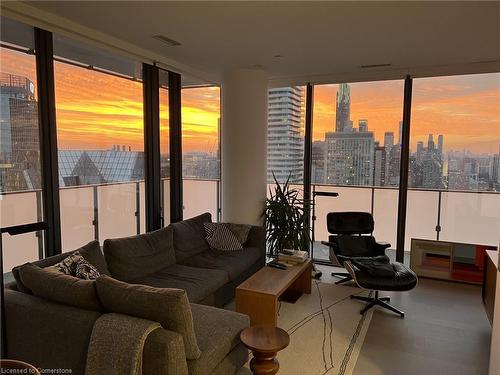 3711-20 Lombard Street, Toronto, ON - Indoor Photo Showing Living Room