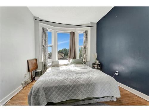 171 Balmoral Avenue N, Hamilton, ON - Indoor Photo Showing Bedroom