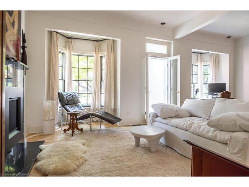 370 Queen Street S, Hamilton, ON - Indoor Photo Showing Living Room