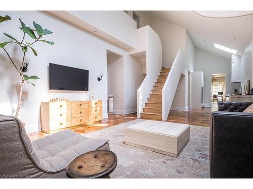 370 Queen Street S, Hamilton, ON - Indoor Photo Showing Living Room