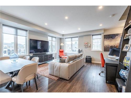 61-383 Dundas Street E, Waterdown, ON - Indoor Photo Showing Living Room