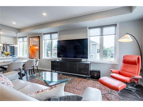 61-383 Dundas Street E, Waterdown, ON - Indoor Photo Showing Living Room