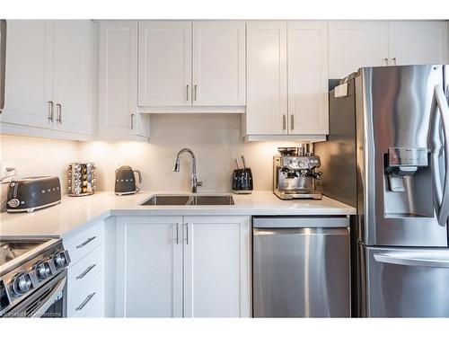 61-383 Dundas Street E, Waterdown, ON - Indoor Photo Showing Kitchen With Double Sink With Upgraded Kitchen