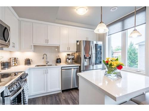 61-383 Dundas Street E, Waterdown, ON - Indoor Photo Showing Kitchen With Upgraded Kitchen