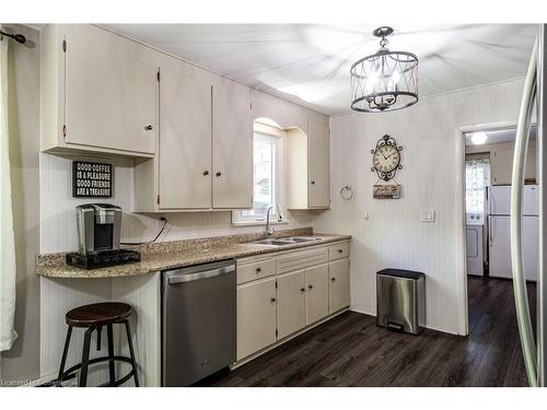 328 Fairview Avenue W, Dunnville, ON - Indoor Photo Showing Kitchen With Double Sink