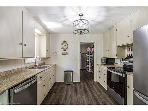 328 Fairview Avenue W, Dunnville, ON - Indoor Photo Showing Kitchen With Double Sink