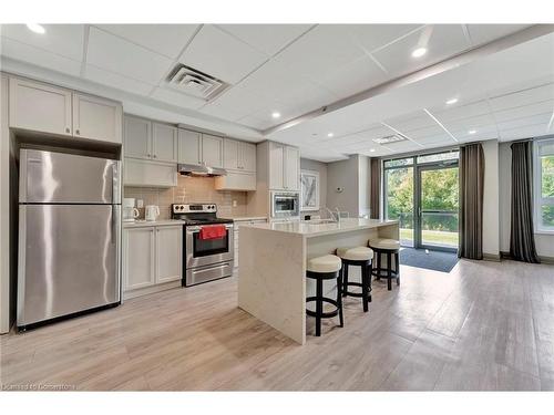 322-125 Shoreview Place, Stoney Creek, ON - Indoor Photo Showing Kitchen With Upgraded Kitchen