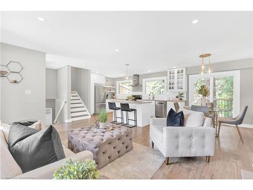 20 Geneva Drive, Hamilton, ON - Indoor Photo Showing Living Room