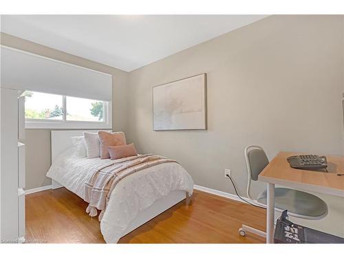 20 Geneva Drive, Hamilton, ON - Indoor Photo Showing Bedroom