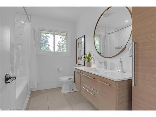 20 Geneva Drive, Hamilton, ON - Indoor Photo Showing Bathroom