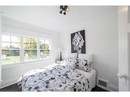 210 Maple Street, Welland, ON - Indoor Photo Showing Bedroom