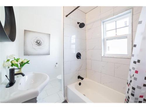 210 Maple Street, Welland, ON - Indoor Photo Showing Bathroom