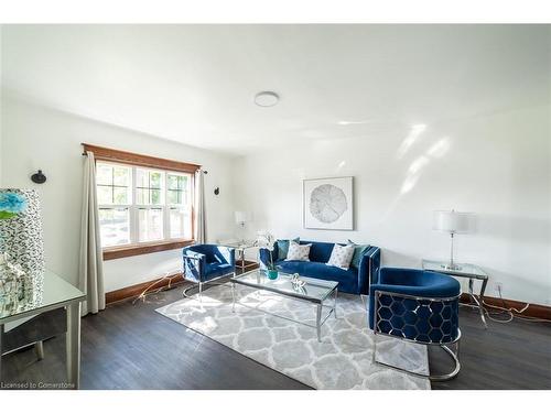 210 Maple Street, Welland, ON - Indoor Photo Showing Living Room