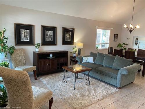 12 Silverspring Crescent, Hamilton, ON - Indoor Photo Showing Living Room