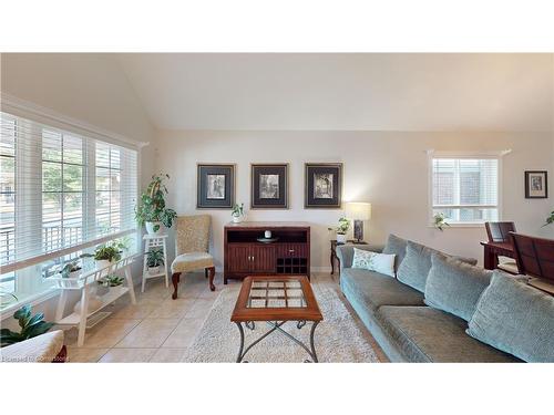 12 Silverspring Crescent, Hamilton, ON - Indoor Photo Showing Living Room