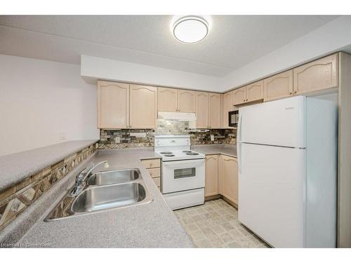 101-1450 Bishops Gate, Oakville, ON - Indoor Photo Showing Kitchen With Double Sink