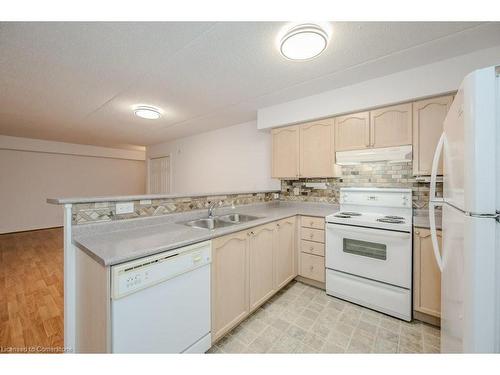 101-1450 Bishops Gate, Oakville, ON - Indoor Photo Showing Kitchen With Double Sink