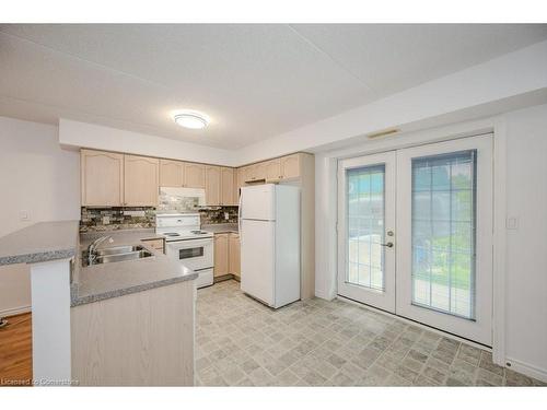 101-1450 Bishops Gate, Oakville, ON - Indoor Photo Showing Kitchen With Double Sink