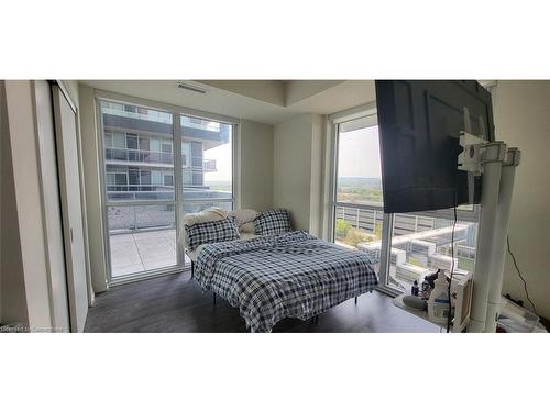 1009-2093 Fairview Street, Burlington, ON - Indoor Photo Showing Bedroom