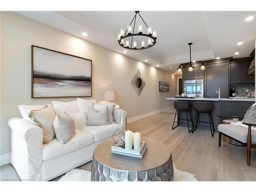 606-2060 Lakeshore Road, Burlington, ON - Indoor Photo Showing Living Room