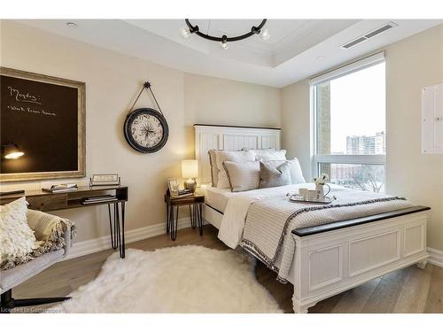 606-2060 Lakeshore Road, Burlington, ON - Indoor Photo Showing Bedroom