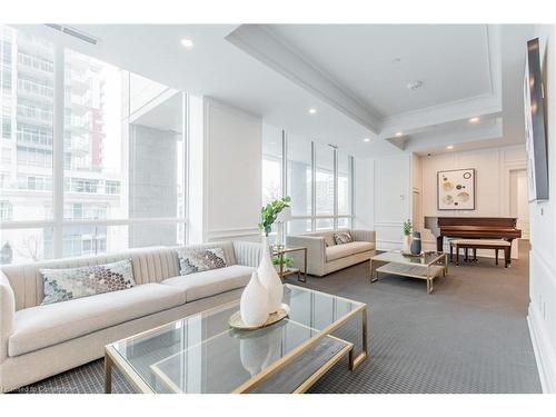 606-2060 Lakeshore Road, Burlington, ON - Indoor Photo Showing Living Room