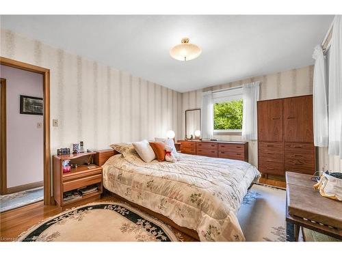 60 Maple Drive, Stoney Creek, ON - Indoor Photo Showing Bedroom