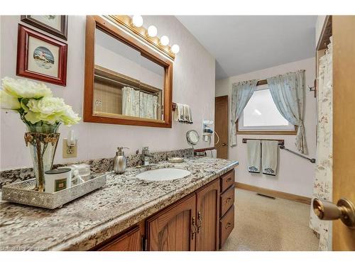 60 Maple Drive, Stoney Creek, ON - Indoor Photo Showing Bathroom