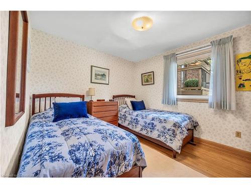 60 Maple Drive, Stoney Creek, ON - Indoor Photo Showing Bedroom