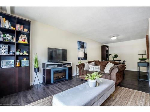 24 Bow Valley Drive, Hamilton, ON - Indoor Photo Showing Living Room