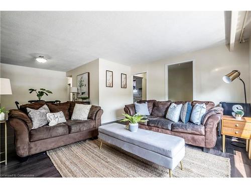 24 Bow Valley Drive, Hamilton, ON - Indoor Photo Showing Living Room