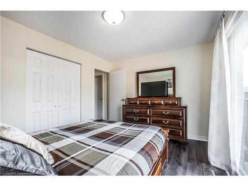 24 Bow Valley Drive, Hamilton, ON - Indoor Photo Showing Bedroom