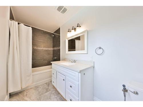 82 King Street, Milton, ON - Indoor Photo Showing Bathroom