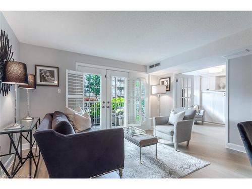 104 E-216 Plains Road W, Burlington, ON - Indoor Photo Showing Living Room