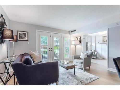 104 E-216 Plains Road W, Burlington, ON - Indoor Photo Showing Living Room