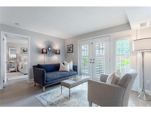 104 E-216 Plains Road W, Burlington, ON - Indoor Photo Showing Living Room