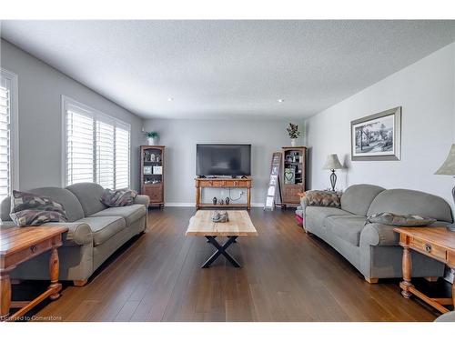 9 Vidal Court, Grimsby, ON - Indoor Photo Showing Living Room