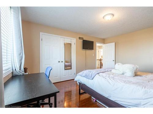 9 Vidal Court, Grimsby, ON - Indoor Photo Showing Bedroom