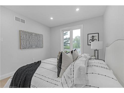 29 Magill Street, Hamilton, ON - Indoor Photo Showing Bedroom