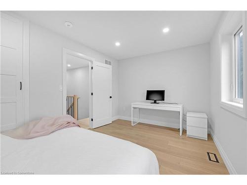 29 Magill Street, Hamilton, ON - Indoor Photo Showing Bedroom