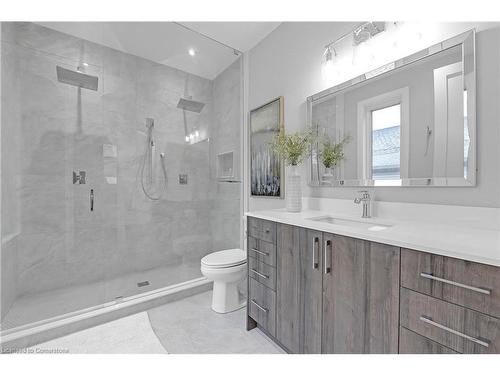 29 Magill Street, Hamilton, ON - Indoor Photo Showing Bathroom